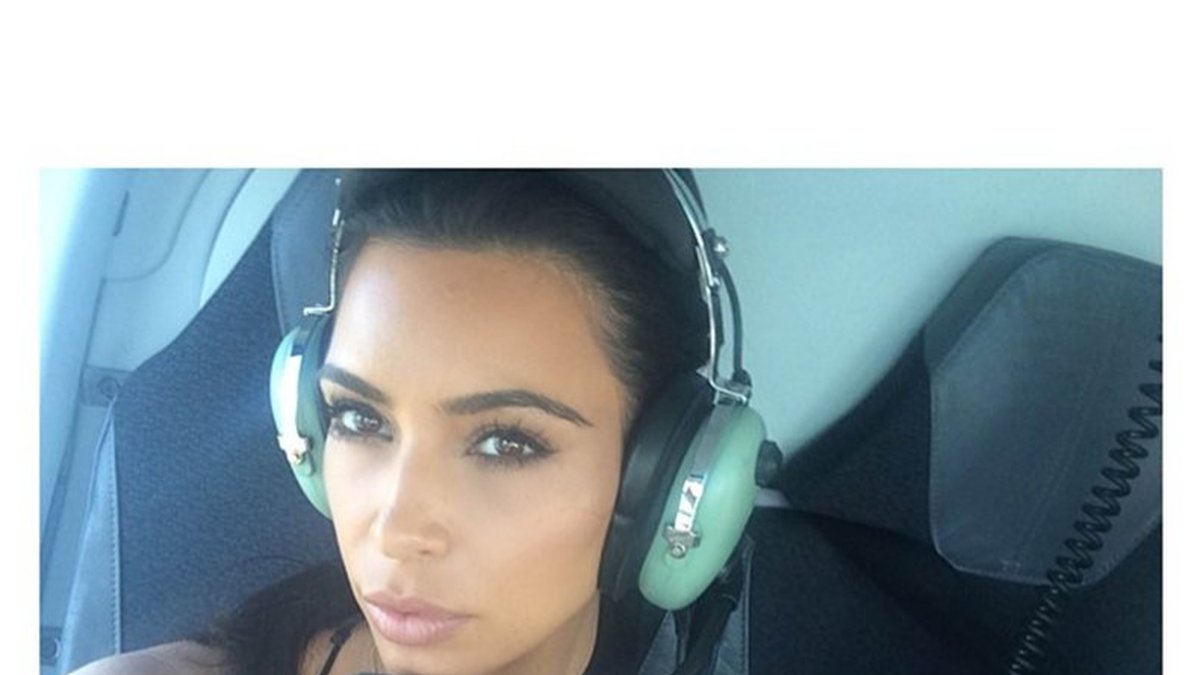 Kim Kardashian testar på helikopterlivet. 